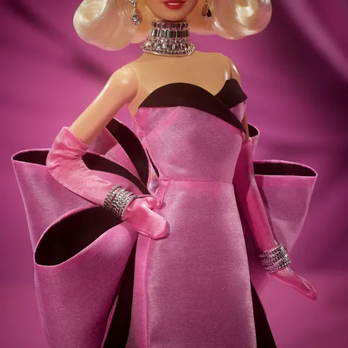 Barbie Signature Marilyn Monroe Verzamelpop, gekleed in haar iconische roze jurk uit de film, compleet met diamanten sieraden.