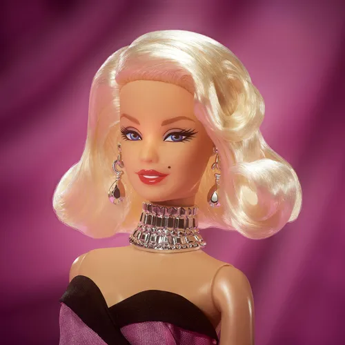 Barbie Signature Marilyn Monroe Verzamelpop, gekleed in haar iconische roze jurk uit de film, compleet met diamanten sieraden.