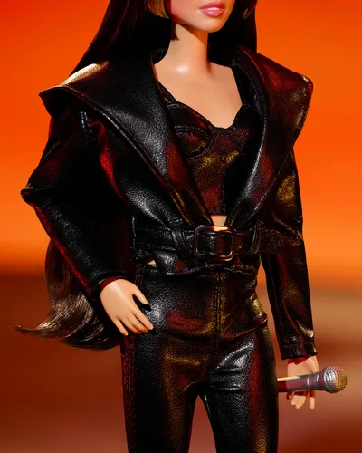 Barbie Signature Miley Cyrus, verzamelpop in 2-delige outfit van kunstleer, op hoge hakken