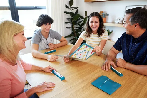 Mattel Games Scrabble Board Game, Classic Family Word Game with Two Ways to Play for 2-4 Players, French Edition