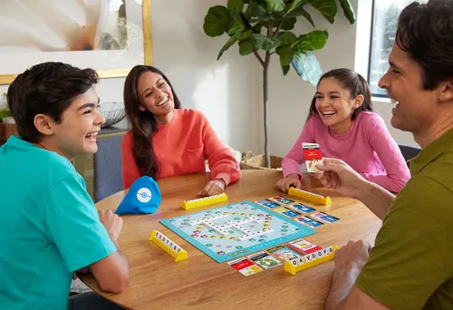 Mattel Games Scrabble Pokémon Board Game, Classic Family Word Game with Two Ways to Play for 2-4 Players, French Edition