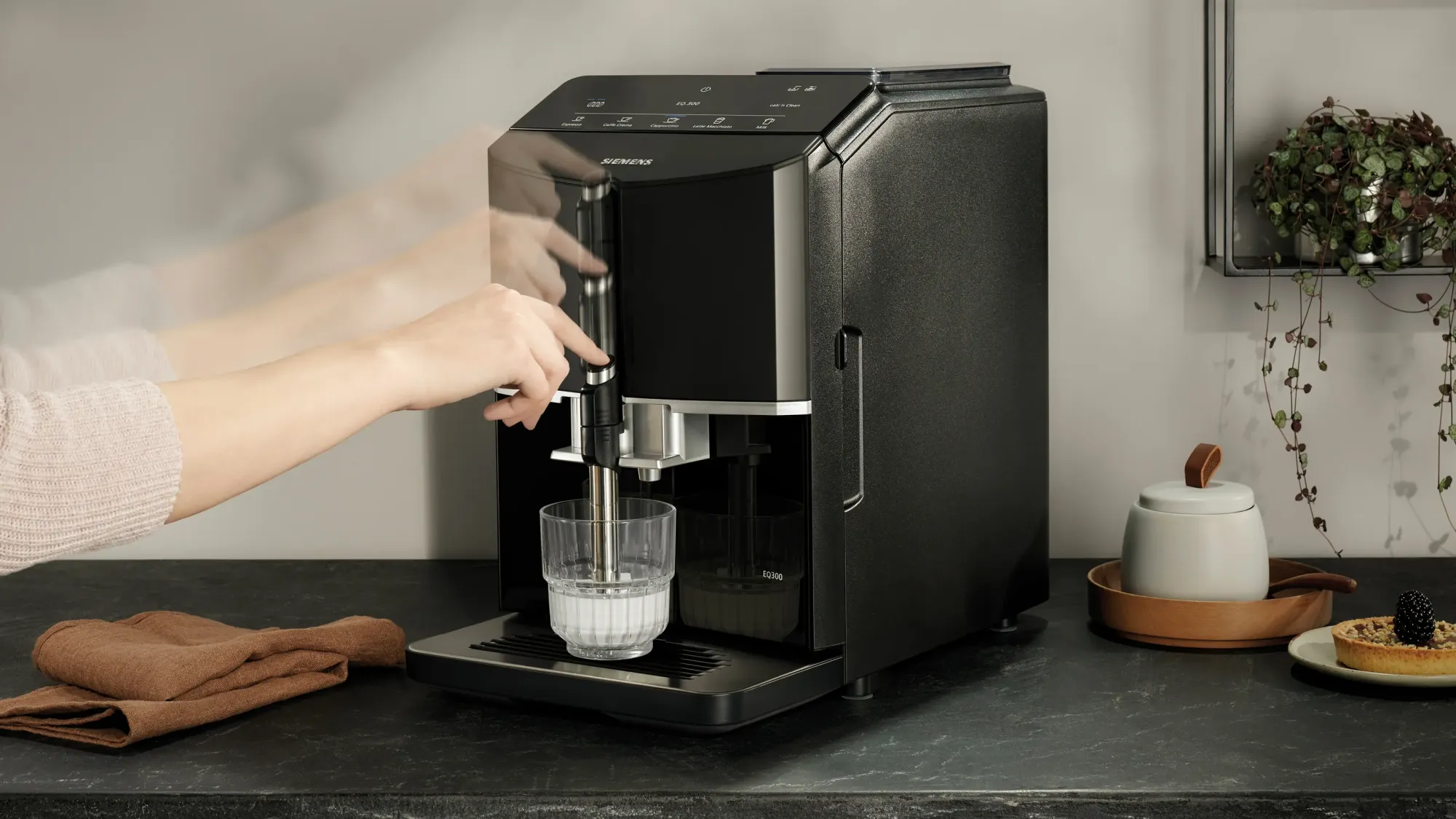 Machine à café tout-automatique EQ300 Noir lustré TF301E19