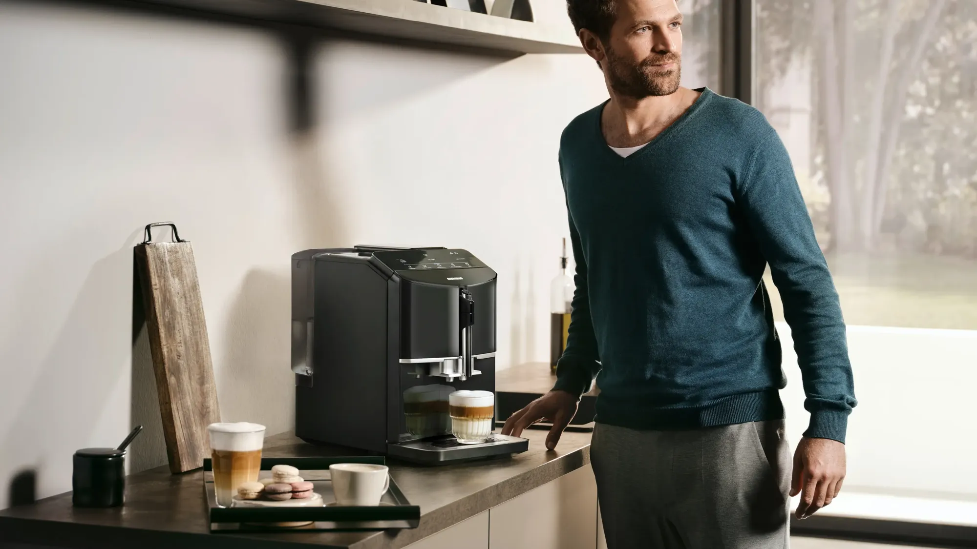 Machine à café tout-automatique EQ300 Noir lustré TF301E19