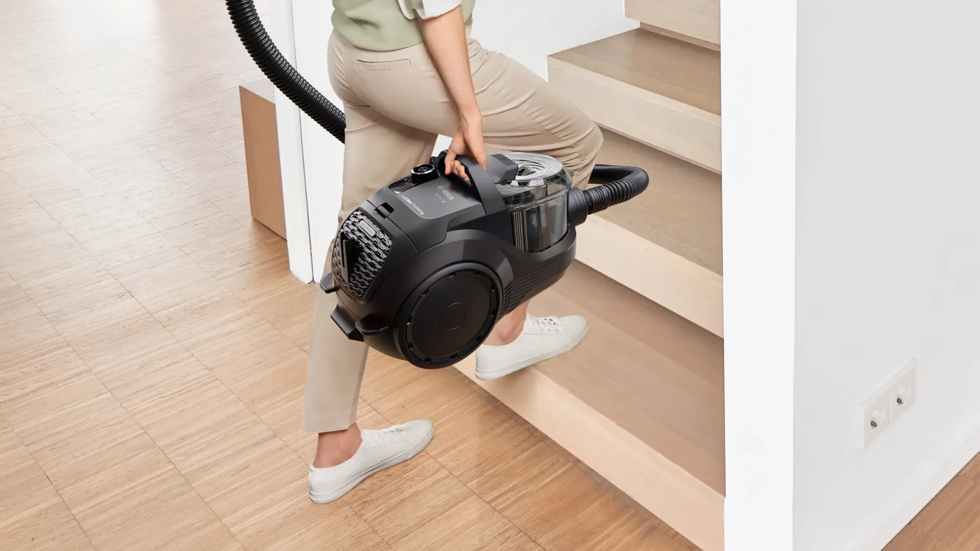 Série 4 Aspirateur sans sac Noir BGC21X300